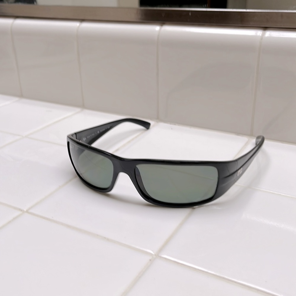 A man Ray-ban sun glass.